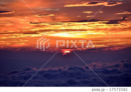 富士山御来光:夜明け前 富士山御来光:夜明け前 17573582