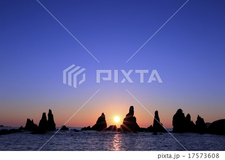 橋杭岩の日の出 橋杭岩の日の出 17573608