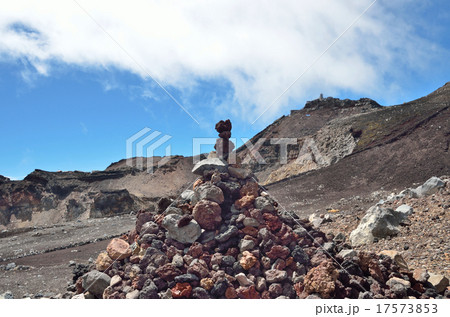 富士登山：お鉢巡り中のケルン 17573853