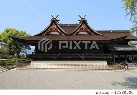 「吉備津神社」本殿と拝殿（右上は神木の銀杏） 17580606