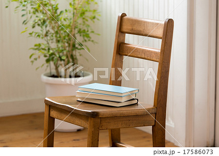 椅子のある部屋 17586073