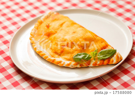calzone pizza 17588080