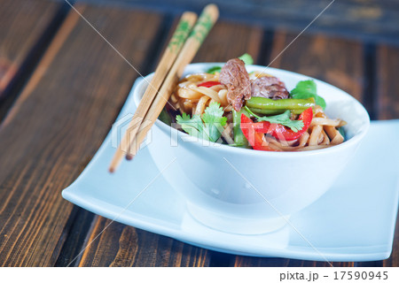 noodles with meat 17590945