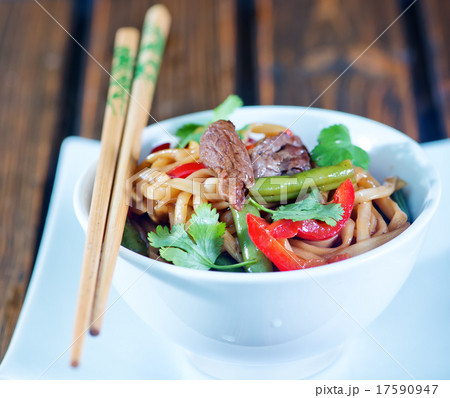noodles with meat 17590947