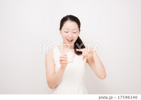 スムージー　女性 17596140