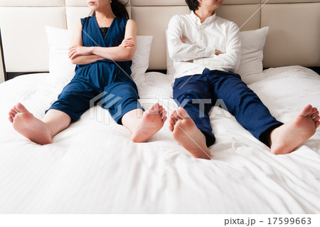 悩みを抱える男女カップ 17599663