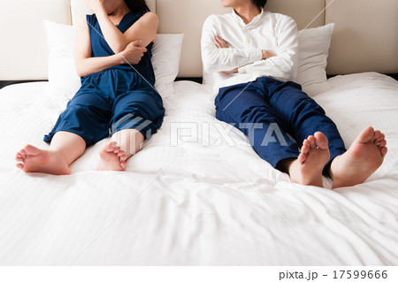 悩みを抱える男女カップ 17599666