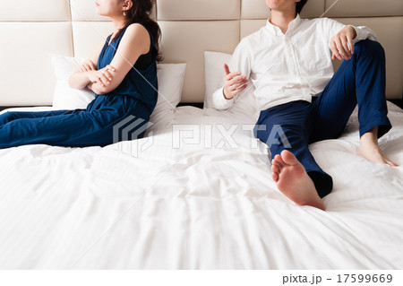 悩みを抱える男女カップ 17599669
