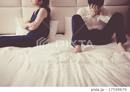 悩みを抱える男女カップ 17599670
