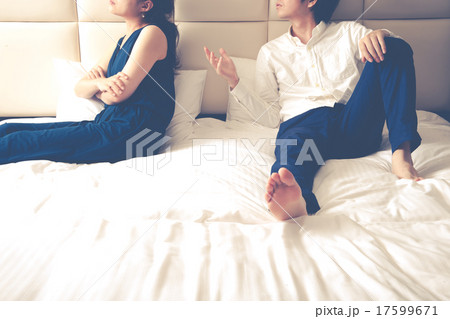 悩みを抱える男女カップ 17599671