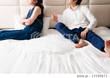 悩みを抱える男女カップ 17599672