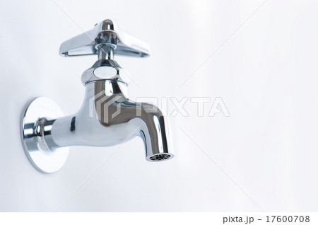 水道の蛇口 白背景 水道の蛇口 白背景 17600708