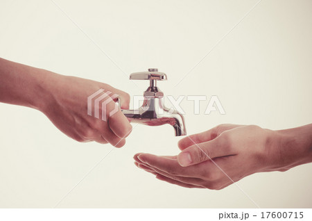 水道の蛇口 白背景 水道の蛇口 白背景 17600715