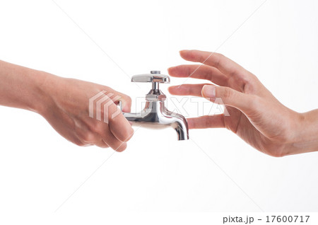水道の蛇口 白背景 水道の蛇口 白背景 17600717