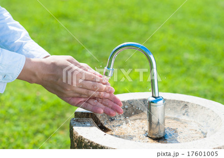公園の水道で手洗い 公園の水道で手洗い 17601005