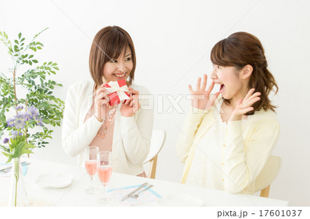 プレゼントを渡す女性 17601037