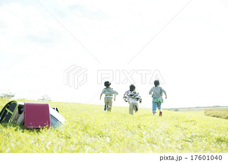 草原を走る小学生の後姿 草原を走る小学生の後姿 17601040