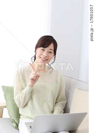 ナンバーワンをする女性 17601057