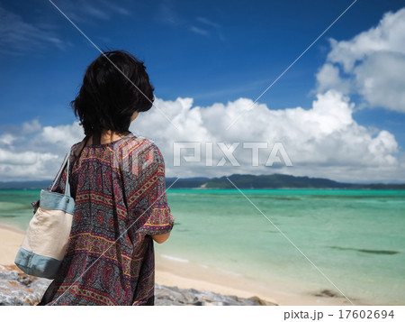 海と少女 17602694
