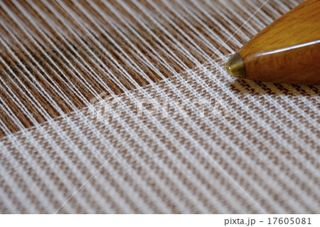 機織り作業中の杼と織布 17605081