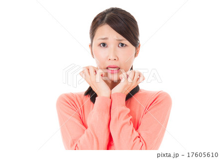 女性　怯える 17605610