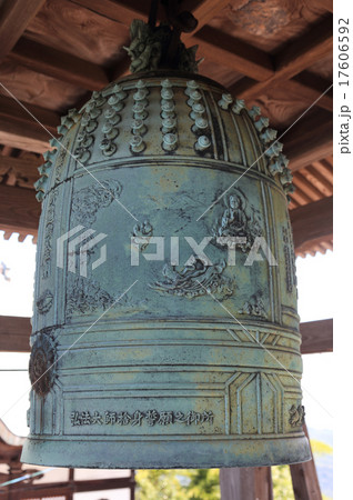 四国霊場第73番札所「出釈迦寺」奥の院「捨身ヶ嶽禅定」の梵鐘 四国霊場第73番札所「出釈迦寺」奥の院「捨身ヶ嶽禅定」の梵鐘 17606592