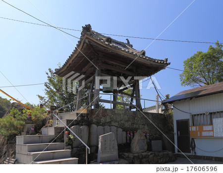 四国霊場第73番札所「出釈迦寺」奥の院、捨身ヶ嶽禅定の鐘楼 四国霊場第73番札所「出釈迦寺」奥の院、捨身ヶ嶽禅定の鐘楼 17606596