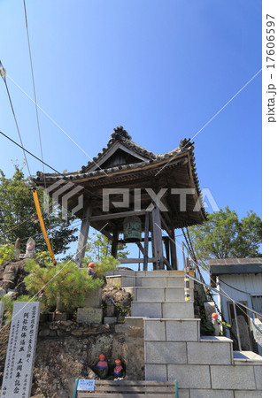 四国霊場第73番札所「出釈迦寺」奥の院、捨身ヶ嶽禅定の鐘楼 17606597