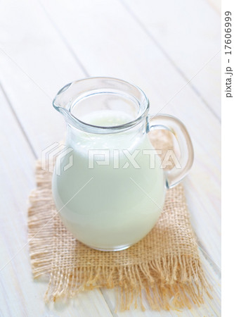 milk in jug 17606999