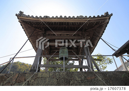 四国霊場第73番札所「出釈迦寺」奥の院、捨身ヶ嶽禅定の鐘楼 17607378