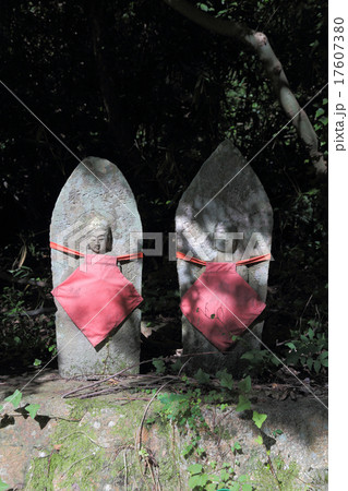 四国霊場第73番札所「出釈迦寺」から捨身ヶ嶽禅定へ登る途中にある石仏(釈迦如来、阿弥陀如来) 四国霊場第73番札所「出釈迦寺」から捨身ヶ嶽禅定へ登る途中にある石仏(釈迦如来、阿弥陀如来) 17607380