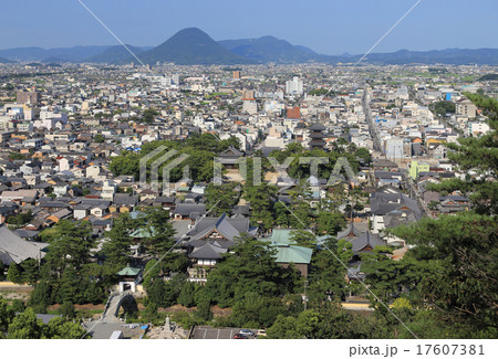 善通寺から讃岐富士、城山、五色台までの讃岐平野を香色山より望む 善通寺から讃岐富士、城山、五色台までの讃岐平野を香色山より望む 17607381