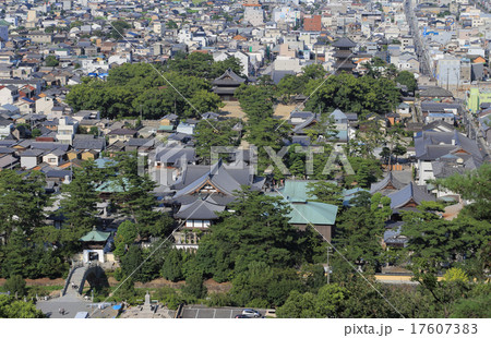 善通寺の東院（伽藍）、西院（誕生院）を香色山より望む 17607383
