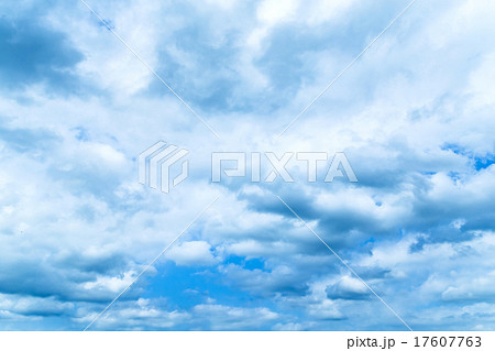空　晩夏の空　秋の空　9月の空　雨雲　綿雲　積雲　高積雲　曇り空　テキストスペース　合成用背景　雲 17607763
