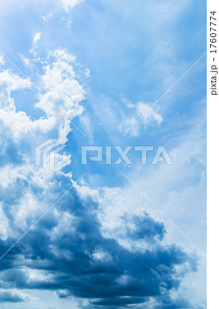 空 晩夏の空 秋の空 9月の空 雨雲 綿雲 積雲 高積雲 曇り空 テキストスペース 合成用背景 雲 空 晩夏の空 秋の空 9月の空 雨雲 綿雲 積雲 高積雲 曇り空 テキストスペース 合成用背景 雲 17607774