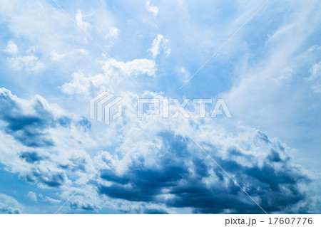 空　晩夏の空　秋の空　9月の空　雨雲　綿雲　積雲　高積雲　曇り空　テキストスペース　合成用背景　雲 17607776