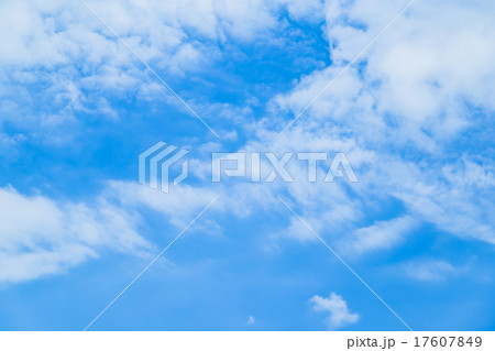空　晩夏の空　秋の空　9月の空　巻積雲　積雲　巻雲　テキストスペース　合成用背景　雲 17607849