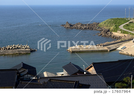 奥能登　大沢漁港と漁村の屋根瓦 17607964