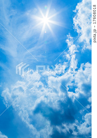 空 晩夏の空 秋の空 9月の空 積雲 太陽 光芒 日差し テキストスペース 合成用背景 雲の写真素材