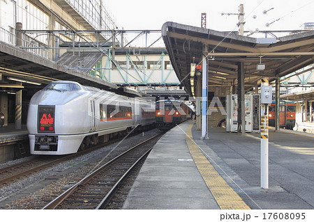 高崎駅に停車中の651系特急あかぎ 高崎駅に停車中の651系特急あかぎ 17608095