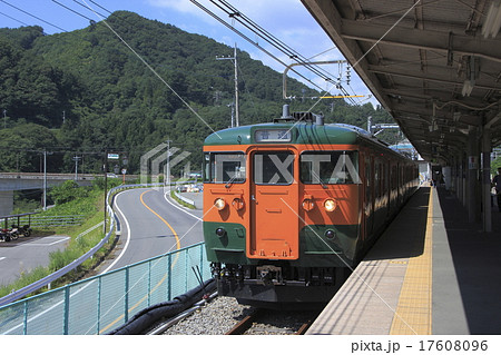 長野原草津口駅に停車中の吾妻線115系 長野原草津口駅に停車中の吾妻線115系 17608096