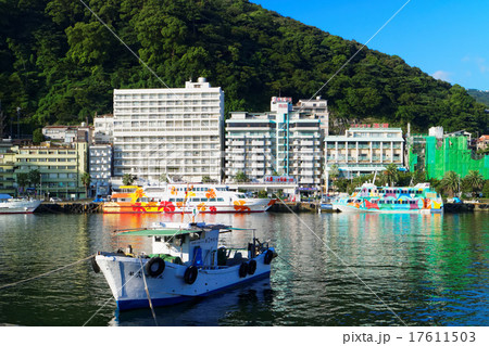台風一過の熱海港に停泊中の船舶と温泉街 17611503
