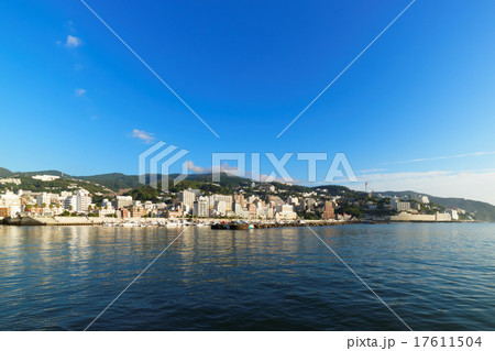 台風一過の早朝の熱海温泉街 17611504