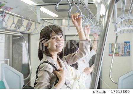 電車通勤する女性 17612800