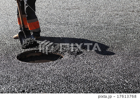 Asphalting, worker with shovel near sewer manhole Asphalting, worker with shovel near sewer manhole 17613768