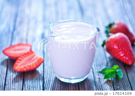 strawberry yogurt 17614109