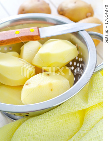 raw potato 17614370