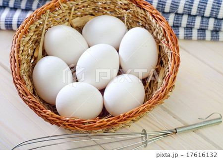 raw eggs 17616132
