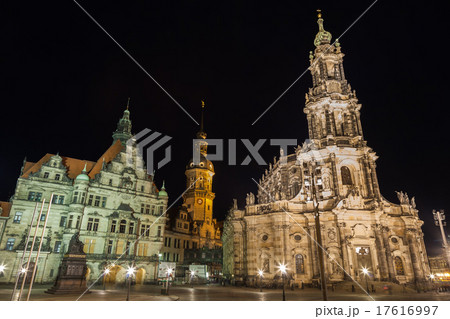 ドイツ、ドレスデンの旧市街の夜景の見上げ 17616997