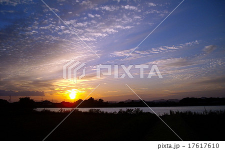 【夕焼け】 広い空 【夕日】 【夕焼け】 広い空 【夕日】 17617610